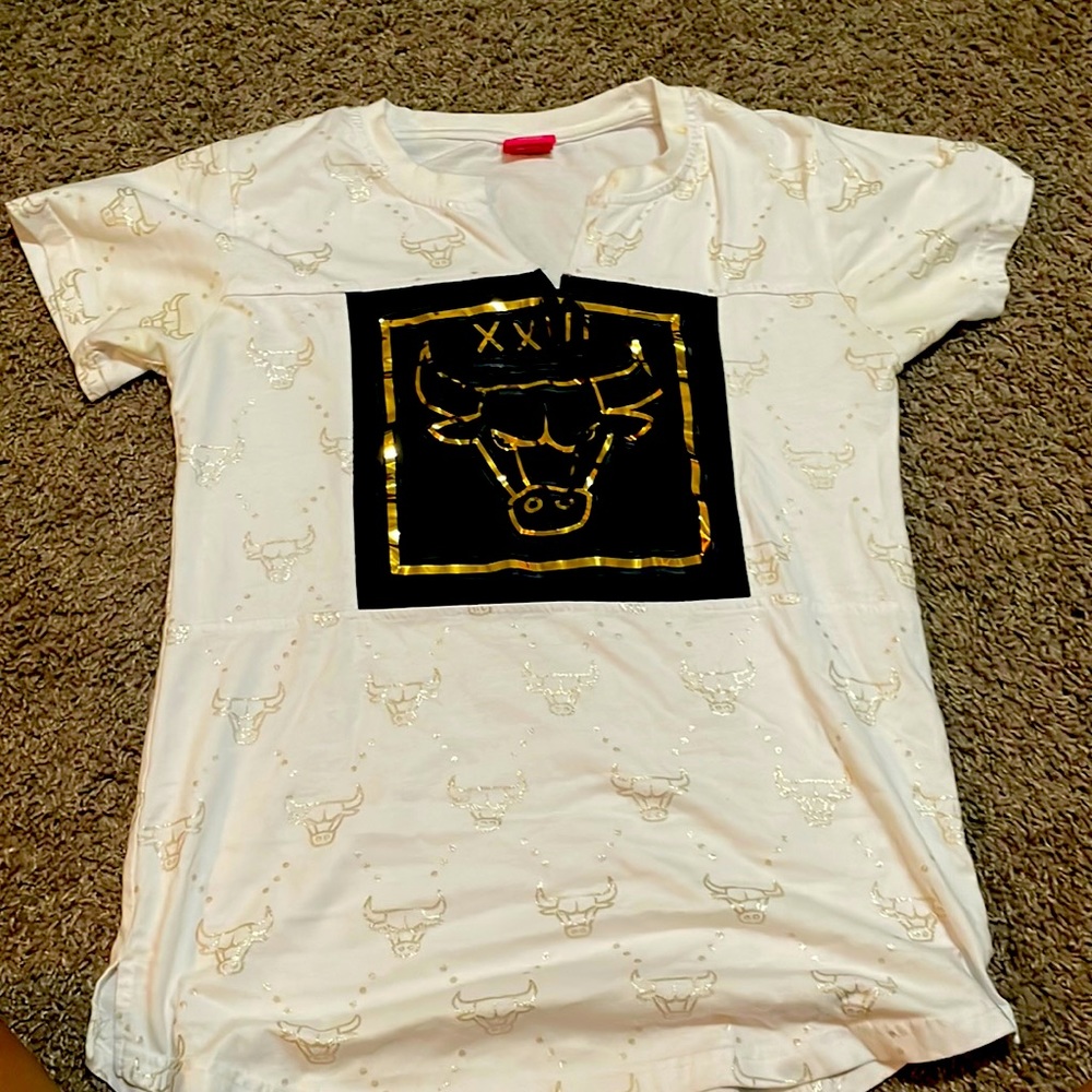 Rare white Michael Jordan victorious bull XXIII Raised T-shirt